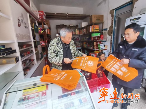 宁远棉花坪瑶族乡：开展“敲门行动”   强化禁种铲毒宣传_副本500.jpg