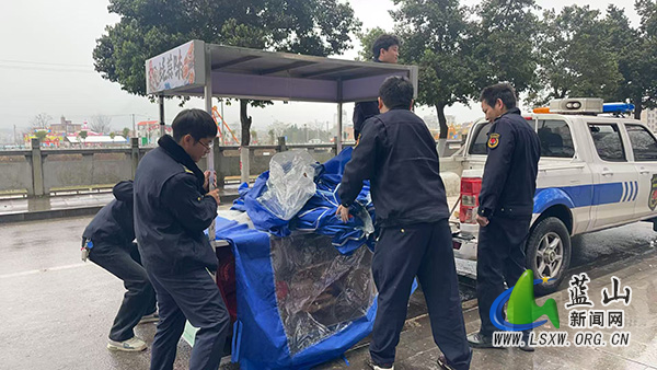 蓝山：重拳出击整治城市广场占道经营行为.jpg