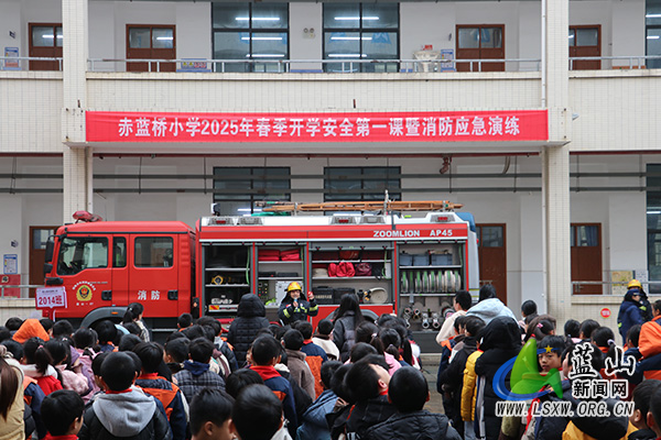 我县消防演练进校园 筑牢校园“防火墙”1.jpg