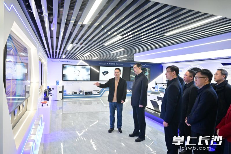 周海兵在奥谱天成（湖南）信息科技有限公司深入了解企业发展情况。长沙晚报全媒体记者 余劭劼 摄