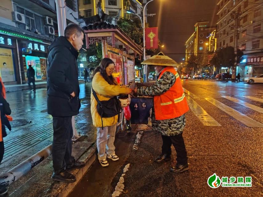 城步：环卫工人拾金不昧 平凡岗位彰写高尚品德(图1)