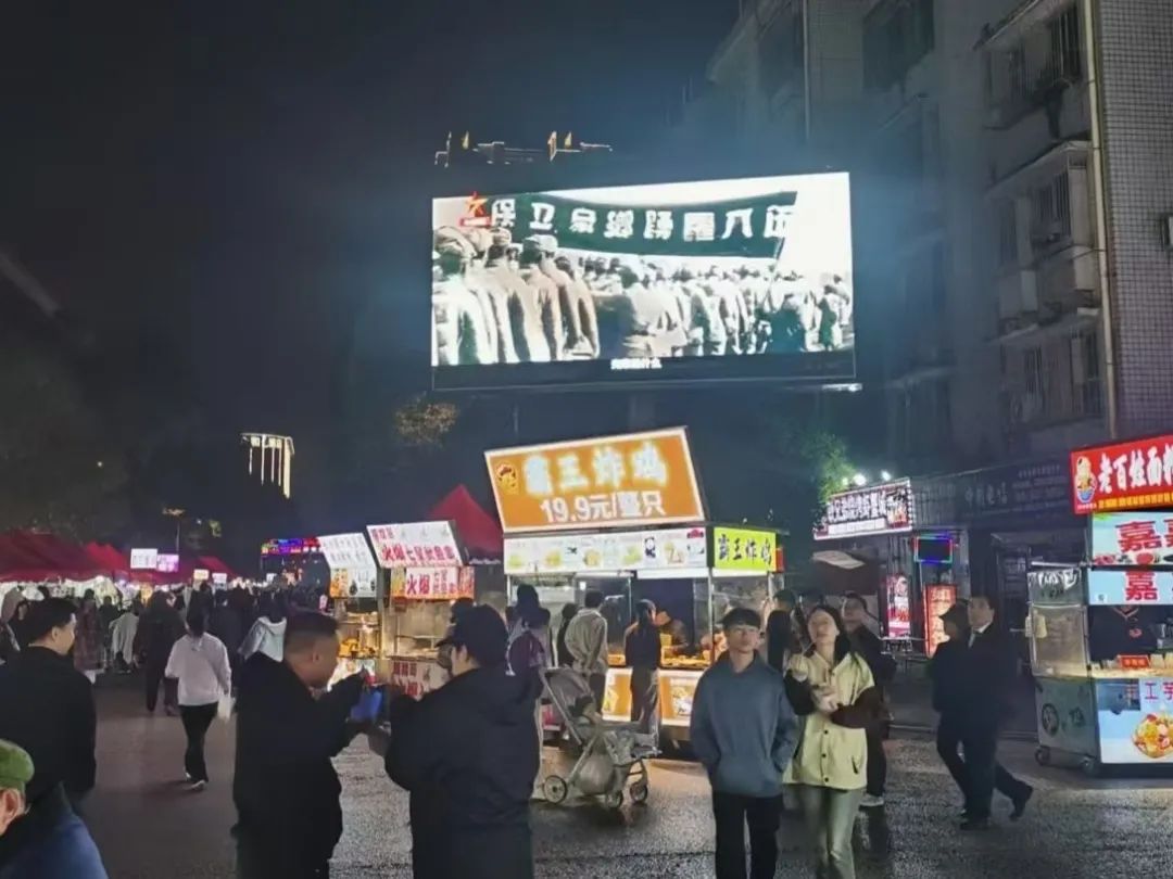 征兵宣传新阵地：夜市大屏展风采.jpg