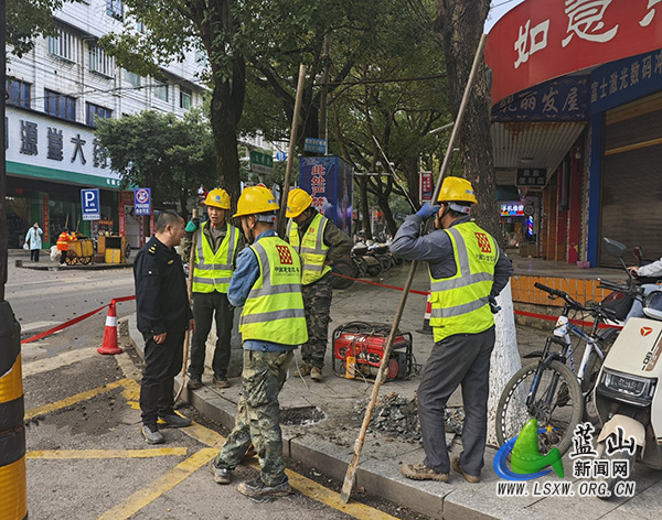 蓝山县城市管理和综合执法局有效劝阻擅自挖掘城市道路行为.jpg