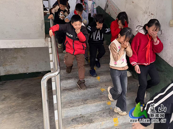 大麻学校开展消防应急逃生演练.jpg