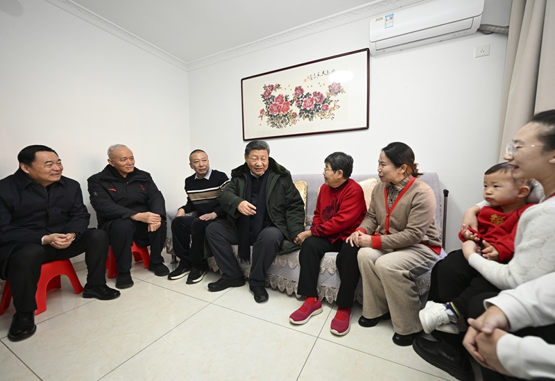 2025年1月23日上午,习近平总书记在辽宁沈阳大东区长安街道长安小区考察时,走进居民郎素兰家中看望。