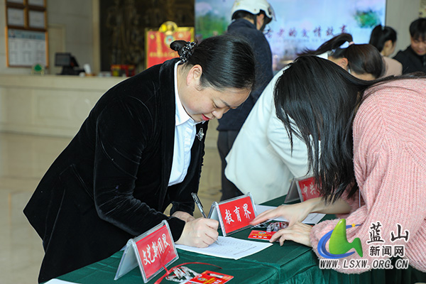 蓝山:政协委员满怀热情报到 为全县高质量发展建言献策1.jpg 蓝山:政协委员满怀热情报到 为全县高质量发展建言献策1.jpg