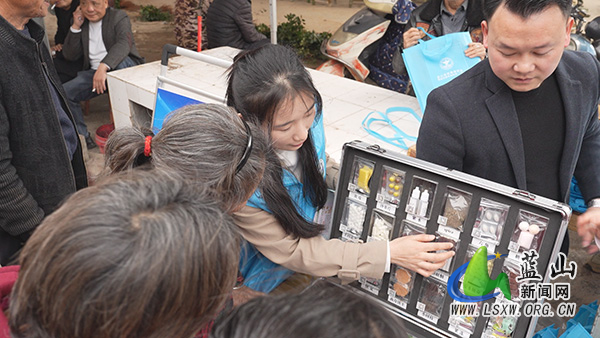 我县禁毒宣传“来赶集” 守护平安“接地气”1.jpg 我县禁毒宣传“来赶集” 守护平安“接地气”1.jpg
