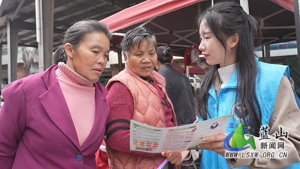 我县禁毒宣传“来赶集” 守护平安“接地气”2.jpg 我县禁毒宣传“来赶集” 守护平安“接地气”2.jpg