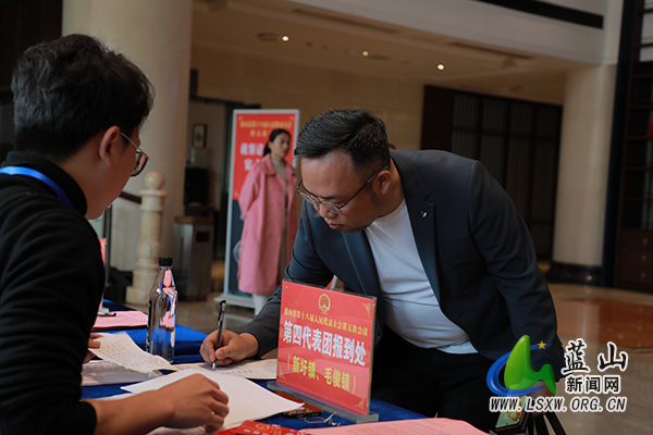 县人大代表向大会报到 共绘发展新蓝图1.jpg