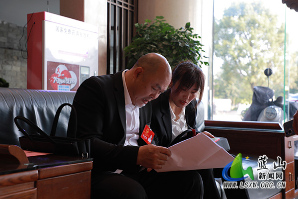 县人大代表向大会报到 共绘发展新蓝图2.jpg