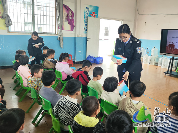 蓝山县司法局走进新圩中心幼儿园开展“法治润童心”普法宣讲活动.jpg
