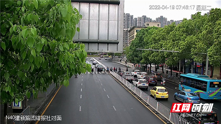 【喜迎二十大 全域文明创建在行动】吉首交警加快文明创建 优化营商环境3.jpg 【喜迎二十大 全域文明创建在行动】吉首交警加快文明创建 优化营商环境3.jpg