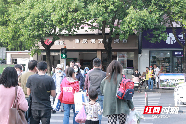 【喜迎二十大 全域文明创建在行动】吉首交警加快文明创建 优化营商环境2.jpg 【喜迎二十大 全域文明创建在行动】吉首交警加快文明创建 优化营商环境2.jpg