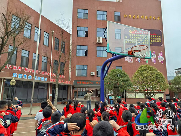 明德实验小学举行“学习雷锋好榜样”宣誓活动.jpg