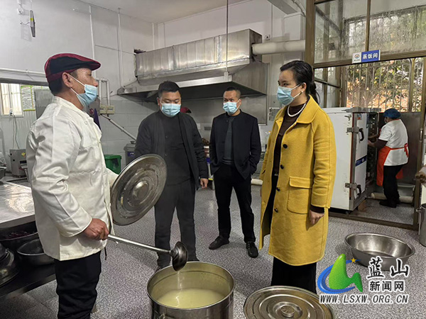 唐璨督导检查新圩学校安全生产工作.jpg