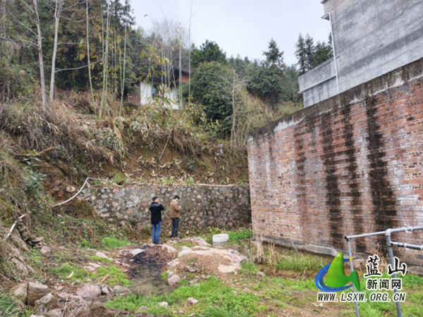祠堂圩镇背山村：防汛隐患排查不松懈，切坡建房整治保安全.jpg