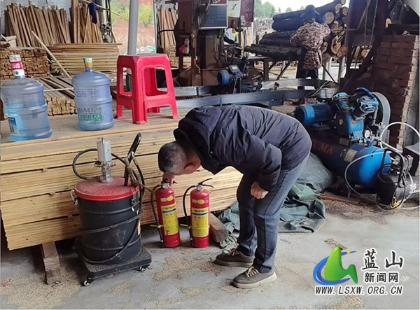 蓝山县林业局深入林产企业开展安全生产隐患排查工作.jpg