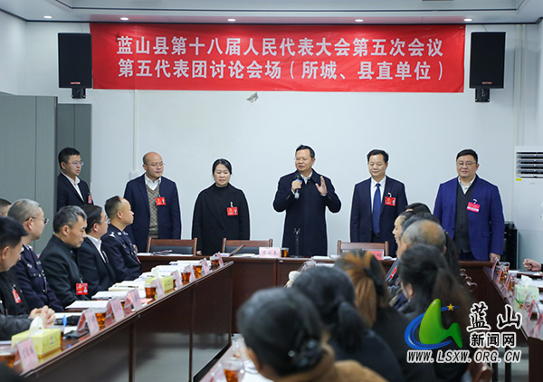 【聚焦两会】龙向洋带领候选人与人大代表见面.jpg