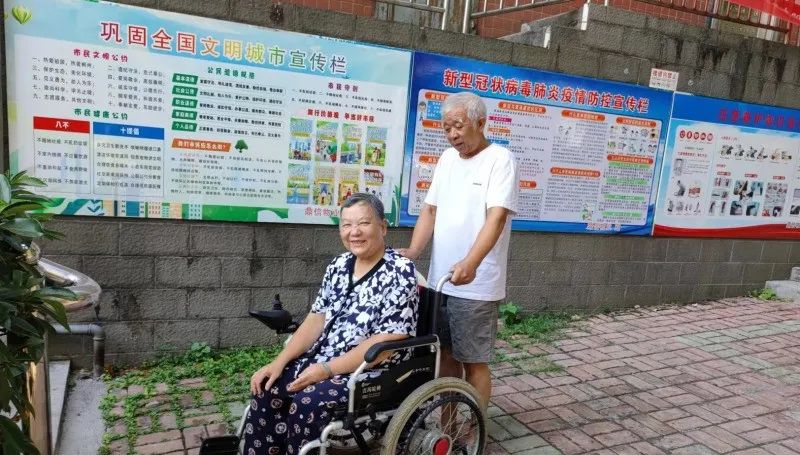 老党员邓衡珍照料老伴。_副本.png