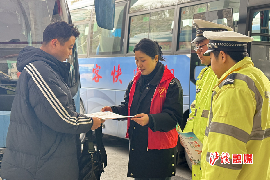 交警雷锋月宣传.jpg2.jpg