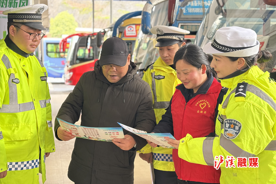 交警雷锋月宣传.jpg