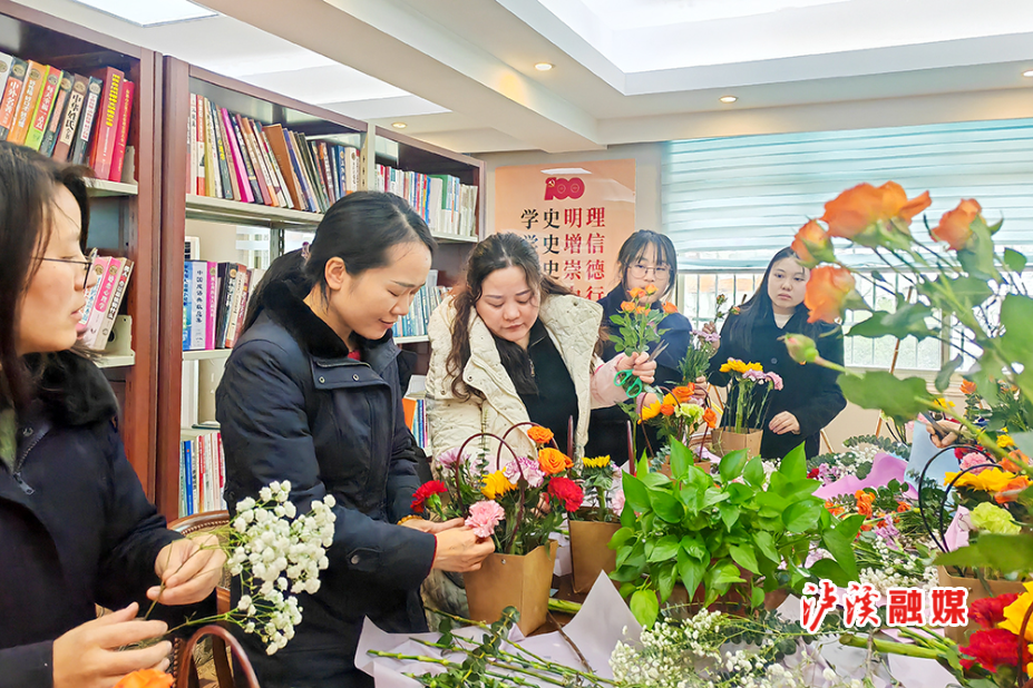 3.图为女干警们创作花艺作品.jpg