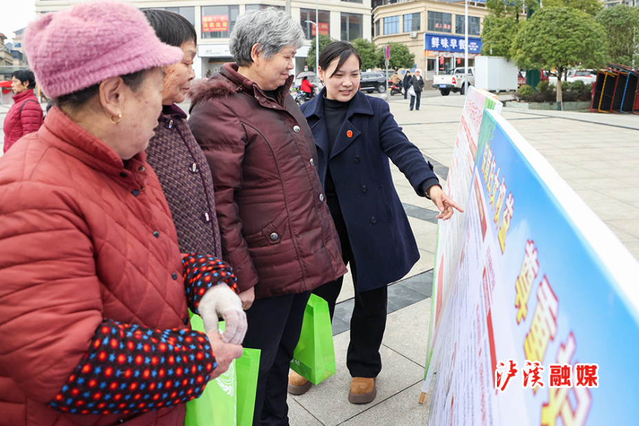 4.图为法院女干警向妇女同胞宣传讲解法律知识.jpg