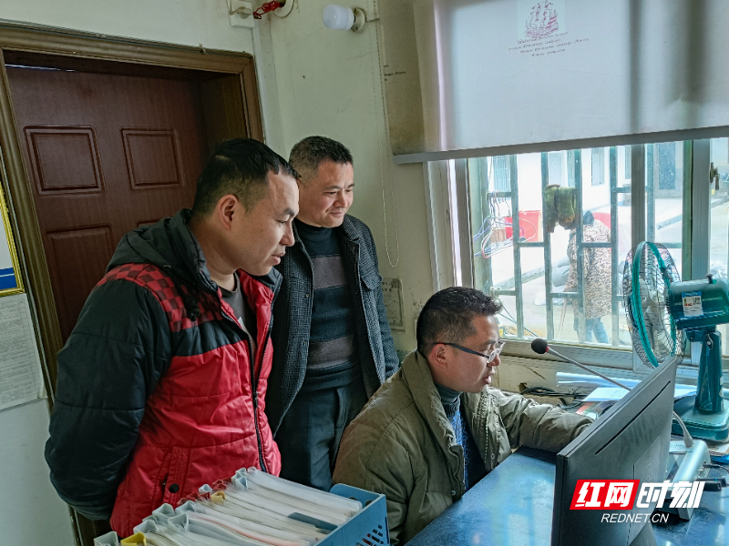 中洞村自主开展应急广播培训，三位村干部就IP话筒和应急APP展开学习.jpg