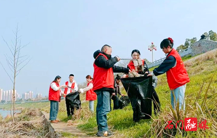 宝峰街道天供山社区：开展“守护碧水清流 青春志愿同行”1.jpg