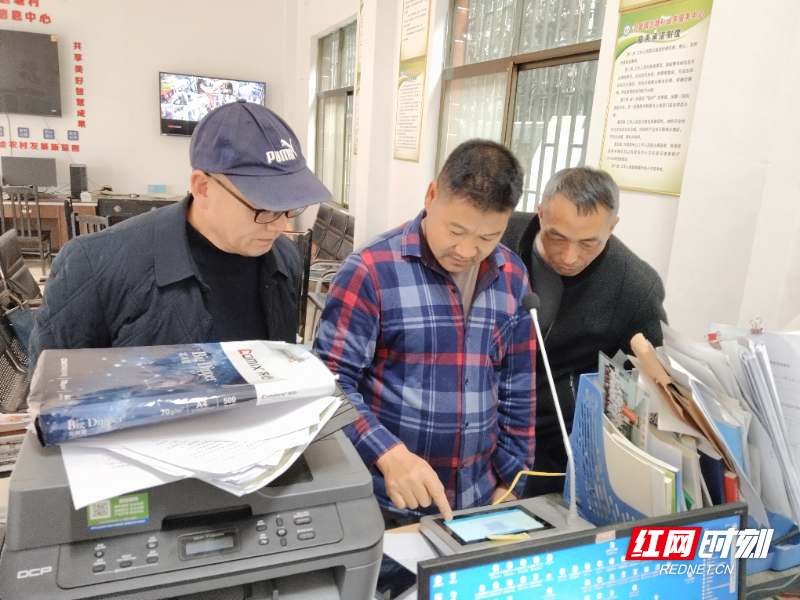送塘村自主开展应急广播培训，三位村干部就IP话筒和应急广播APP展开学习.jpg