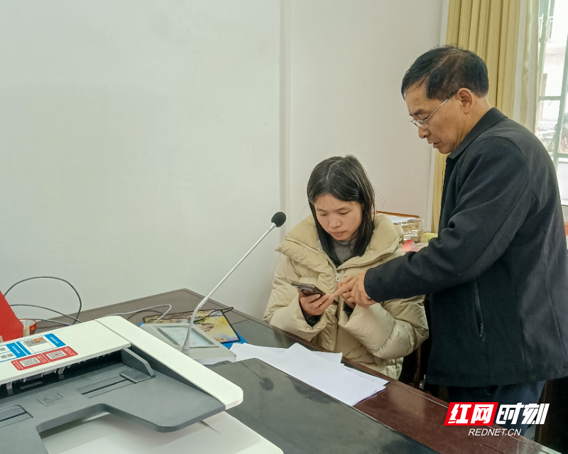 龙溪村自主开展应急广播培训，三村干部就IP话筒和应急APP展开学习.jpg