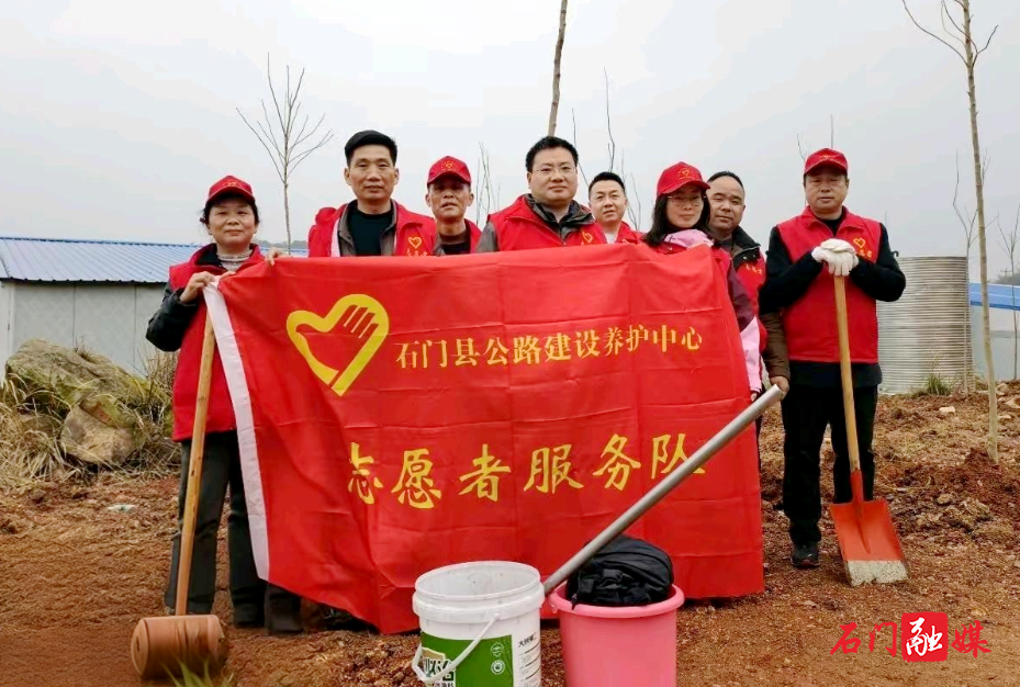 县公路建养中心:植树添绿,共筑生态之路2.png 县公路建养中心:植树添绿,共筑生态之路2.png