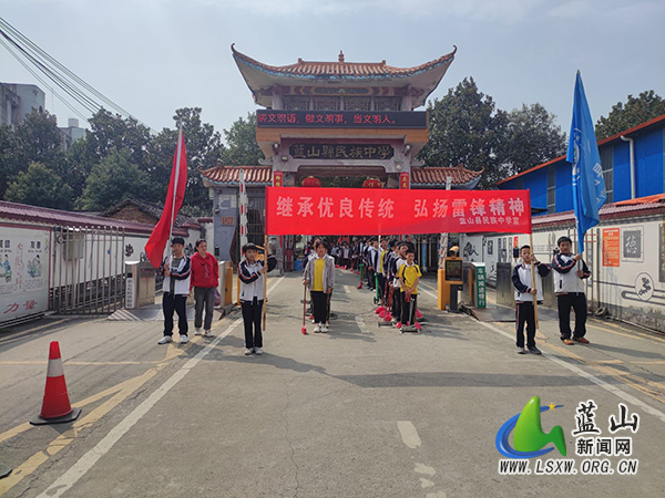 民族中学开展“继承优良传统·弘扬雷锋精神”马路清扫实践活动.jpg