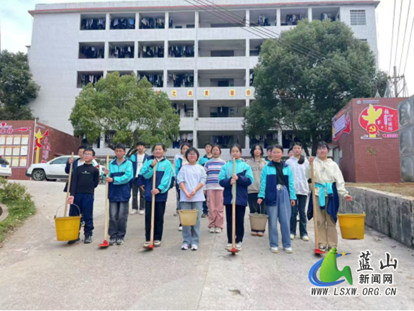 蓝山县湘江源中学开展义务植树活动0.jpg