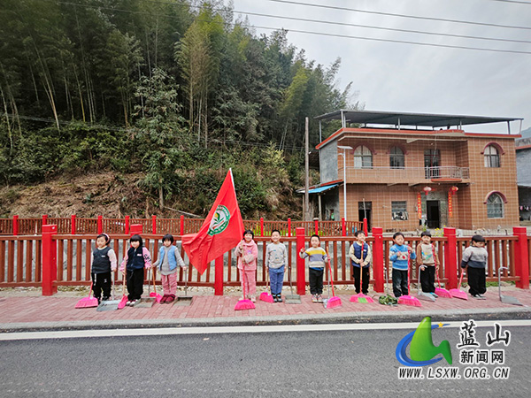 犁头瑶族乡中心小学：传承红色基因，践行雷锋精神.jpg