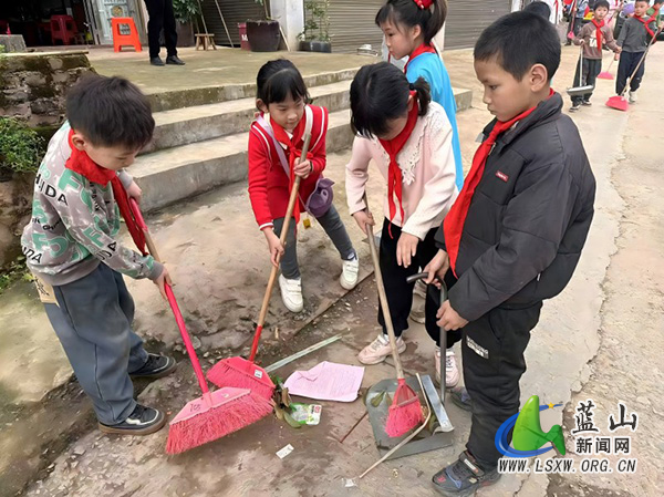 志愿传递爱，雷锋精神永存在——楠市中心小学开展学雷锋志愿服务活动.jpg