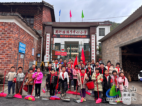 荆竹中心小学开展学雷锋志愿活动.jpg
