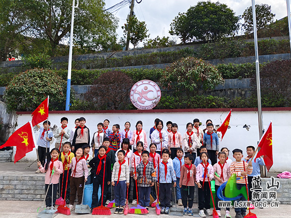 汇源中心小学:雷锋精神闪耀校园,三月新风温暖人心.jpg 汇源中心小学:雷锋精神闪耀校园,三月新风温暖人心.jpg