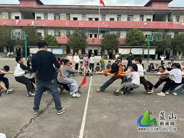 大洞中心小学：阳光体育，“绳”彩飞扬.jpg