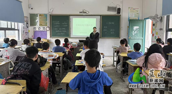 蓝屏学校开展学生资助政策宣传主题班会.jpg