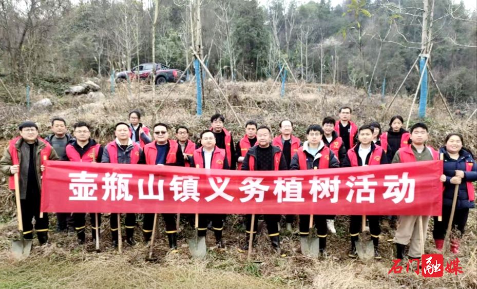 壶瓶山镇：“红装添新绿”，开展义务植树活动1.jpg