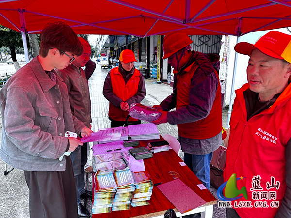 国网蓝山县供电公司开“3·15 ”国际消费者权益日宣传活动.jpg 国网蓝山县供电公司开“3·15 ”国际消费者权益日宣传活动.jpg