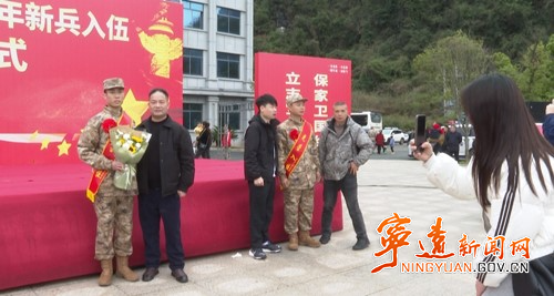 宁远县100余名新兵奔赴军营 开启军旅新征程2_副本500.jpg