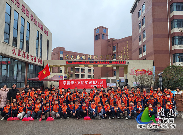 赤蓝桥小学:清扫街道扬奉献精神,聆听事迹悟雷锋之心.jpg 赤蓝桥小学:清扫街道扬奉献精神,聆听事迹悟雷锋之心.jpg