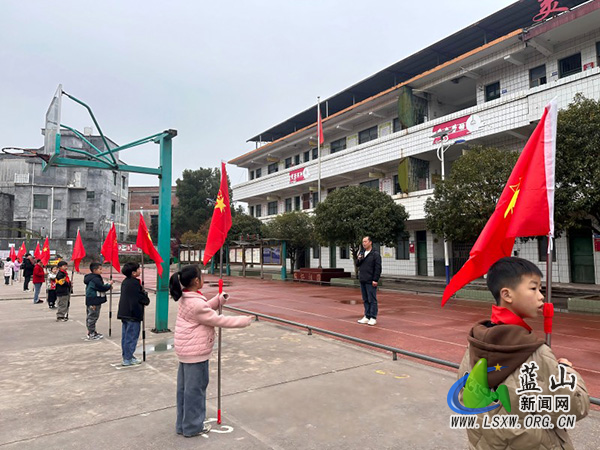 楠市中心小学开展思政宣讲活动.jpg