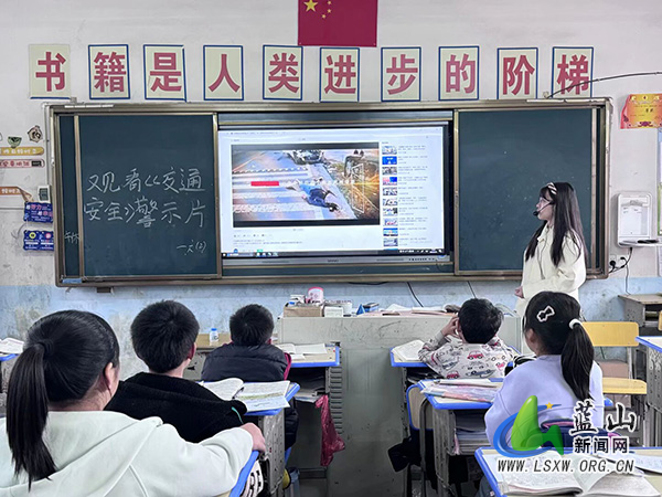 大洞中小观看交通警示片，拧紧学生安全“发条”.jpg