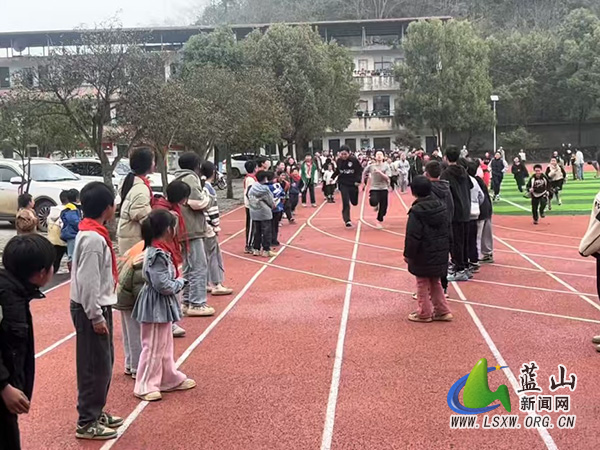 早禾学校 ：活力一刻钟，课间乐无穷.jpg