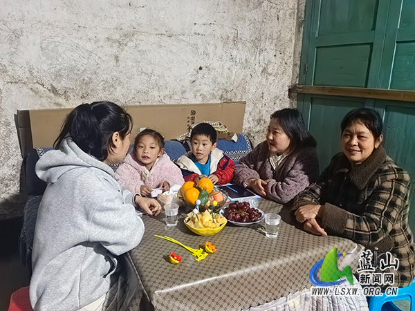 荆竹中心小学开展家访活动.jpg