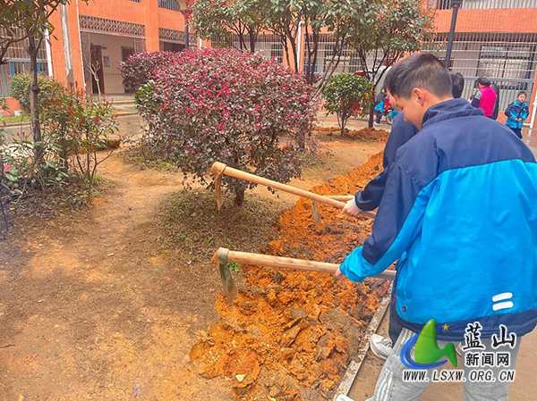 春日校园添新绿，辅仁学子挥锄忙 ——辅仁实验学校开展校园绿化实践活动.jpg