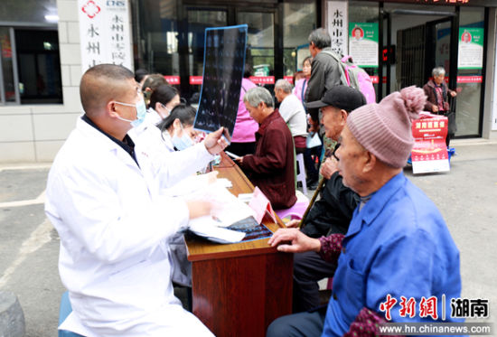 零陵区送医送药到边远山区。杨万里 摄